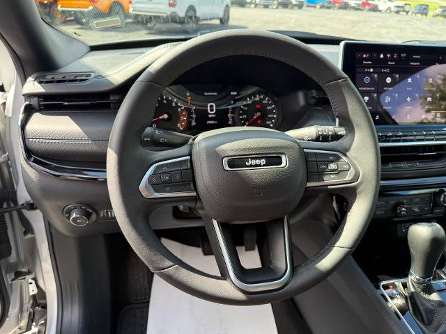Used 2025 Jeep Compass Latitude w/ Convenience Group AWD/4WD image 14