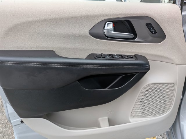 Used 2023 Chrysler Pacifica Touring-L FWD image 11