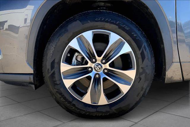 Used 2021 Toyota Highlander XLE image 12