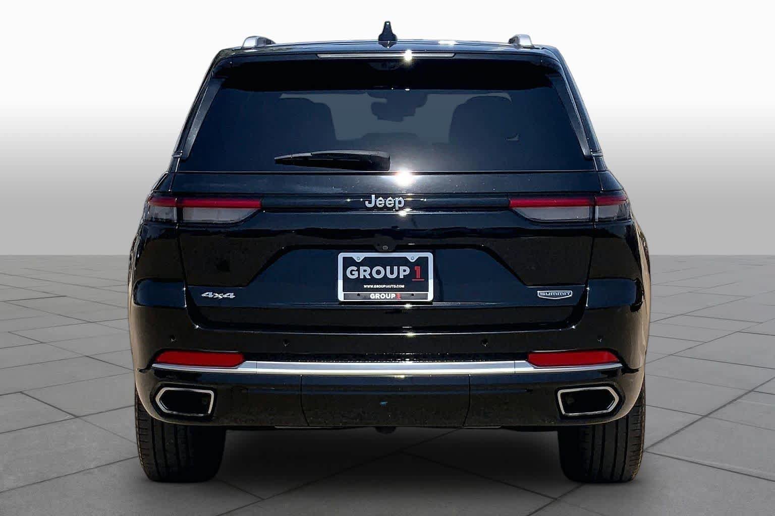 Used 2022 Jeep Grand Cherokee Summit w/ Adv Protech Group IV AWD/4WD image 5