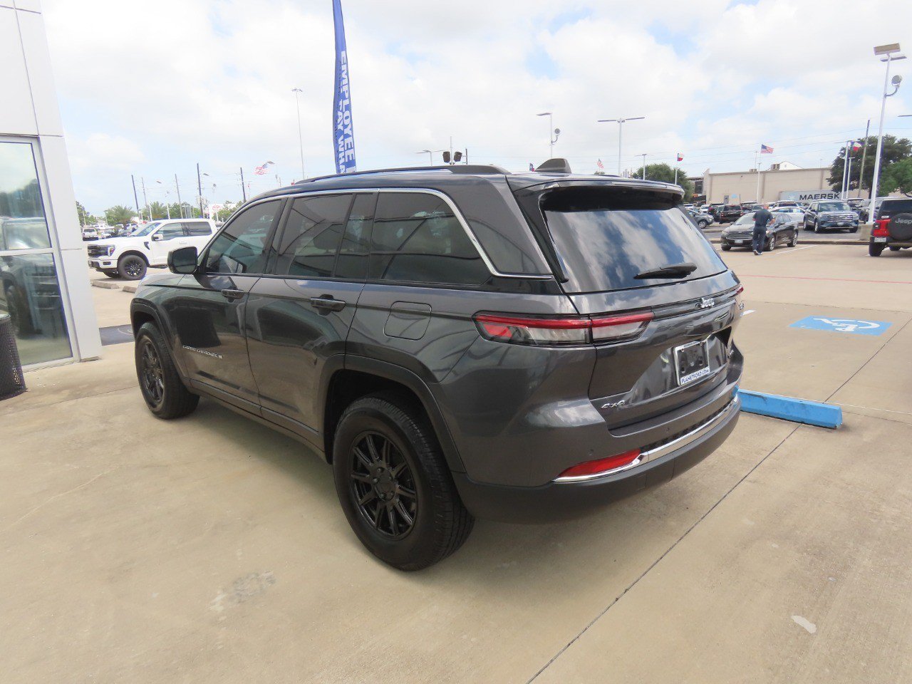 Used 2024 Jeep Grand Cherokee Limited AWD/4WD image 16