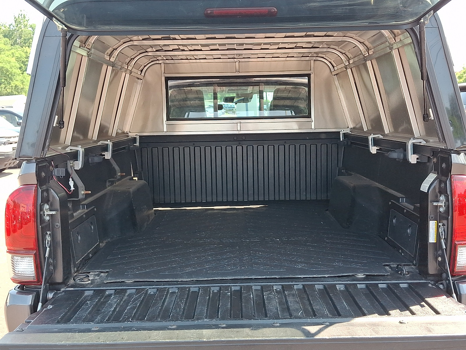 Used 2018 Toyota Tacoma SR w/ SR Convenience Package AWD/4WD image 30