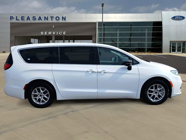 Used 2024 Chrysler Pacifica Touring-L FWD image 6
