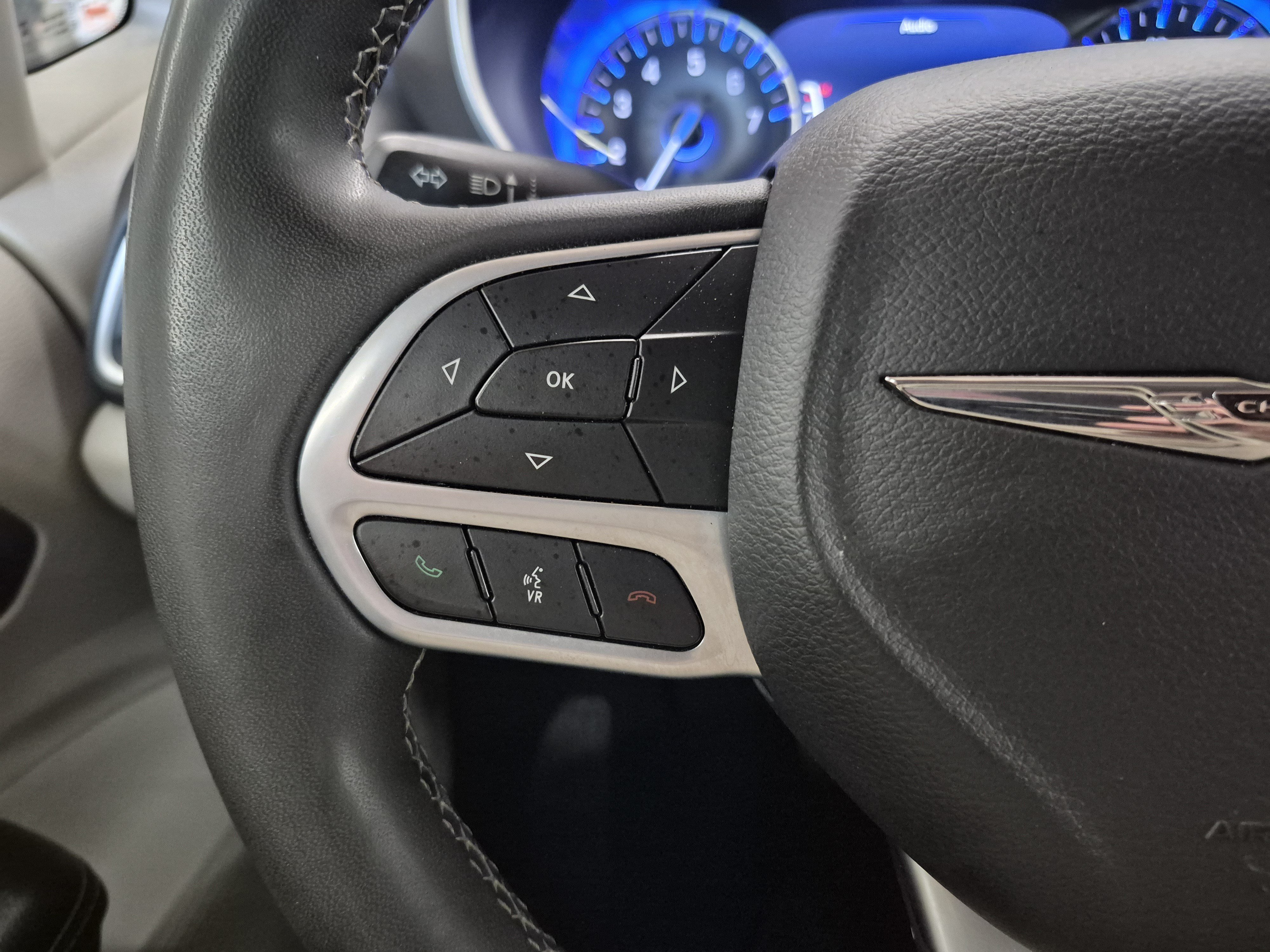 Used 2023 Chrysler Pacifica Touring-L FWD image 23