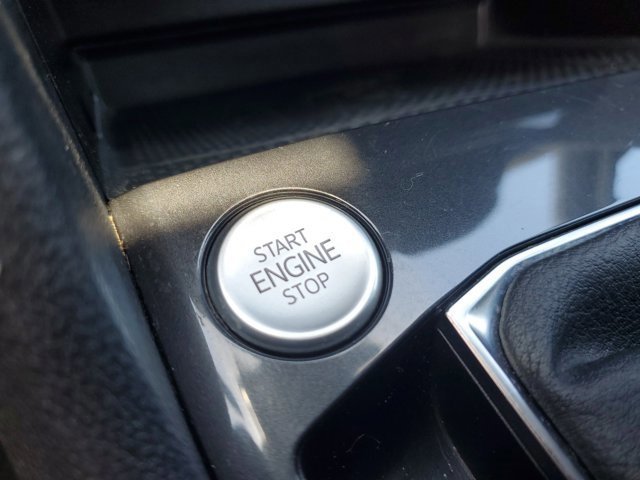 Used 2022 Volkswagen Tiguan SE R-Line image 31