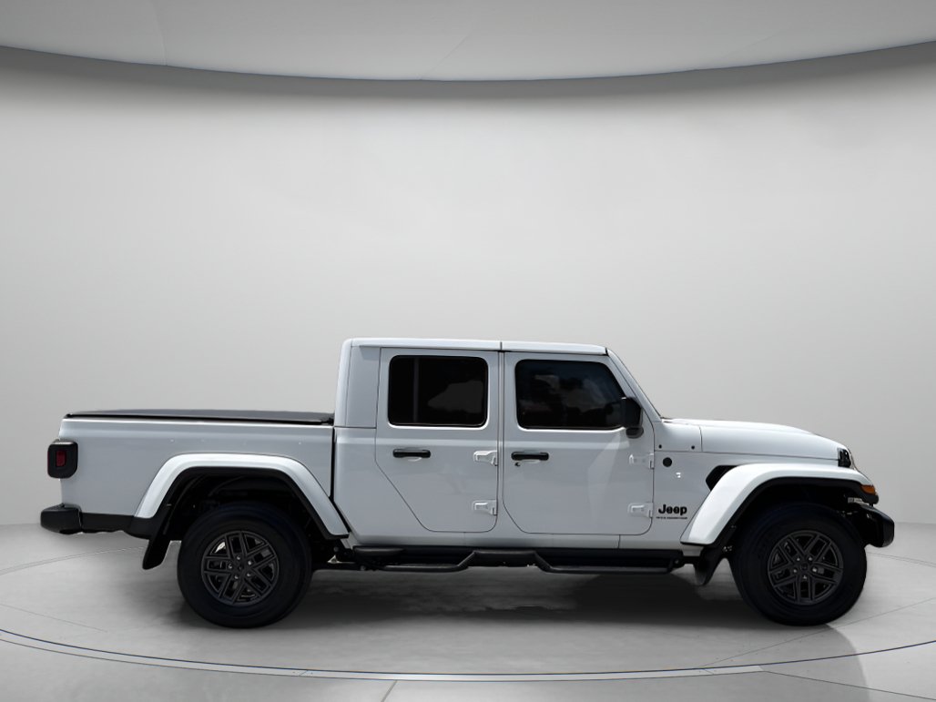 Used 2025 Jeep Gladiator Sport AWD/4WD image 2