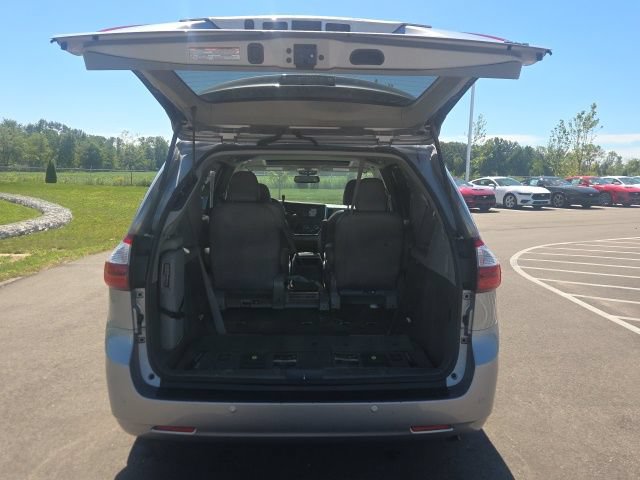 Used 2017 Toyota Sienna XLE w/ XLE Navigation Package FWD image 9