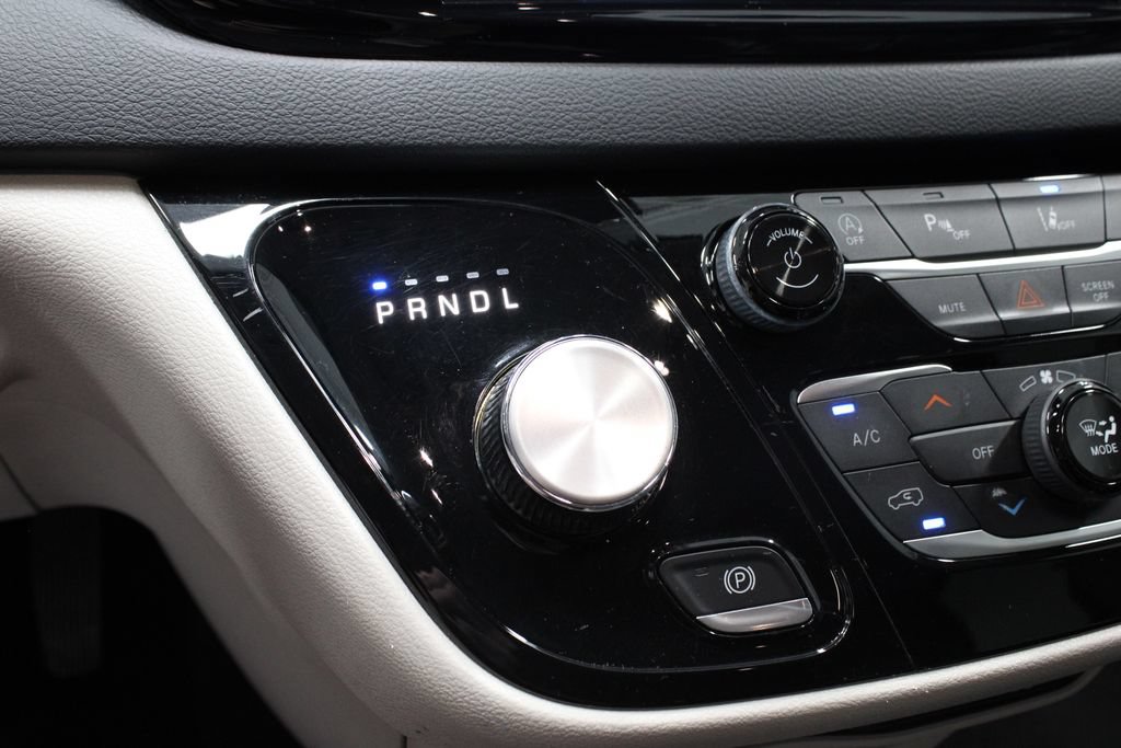 Used 2023 Chrysler Pacifica Touring-L FWD image 35