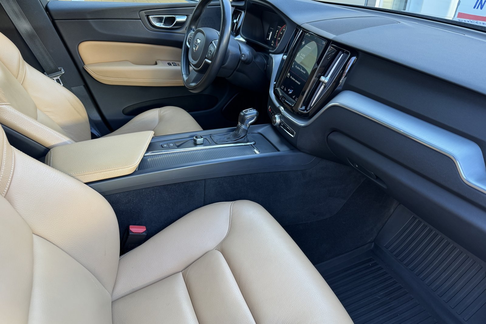 Used 2018 Volvo XC60 T6 Momentum w/ Vision Package AWD/4WD image 16