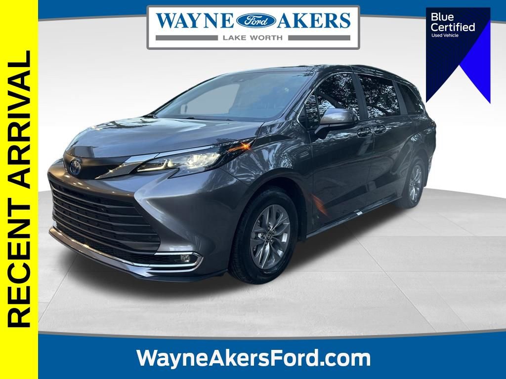 Used 2024 Toyota Sienna XLE image 1