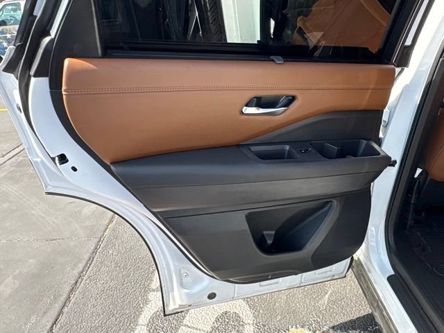 Used 2025 Nissan Pathfinder Platinum FWD image 17