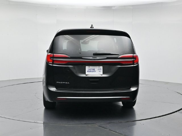 Used 2023 Chrysler Pacifica Touring-L FWD image 8