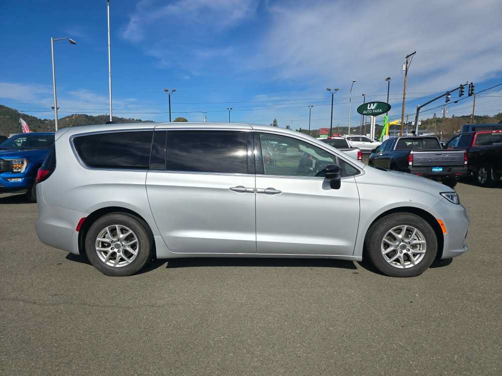 Used 2024 Chrysler Pacifica Touring-L FWD image 6