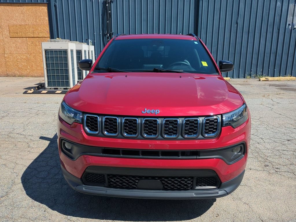 Used 2025 Jeep Compass Latitude AWD/4WD image 2