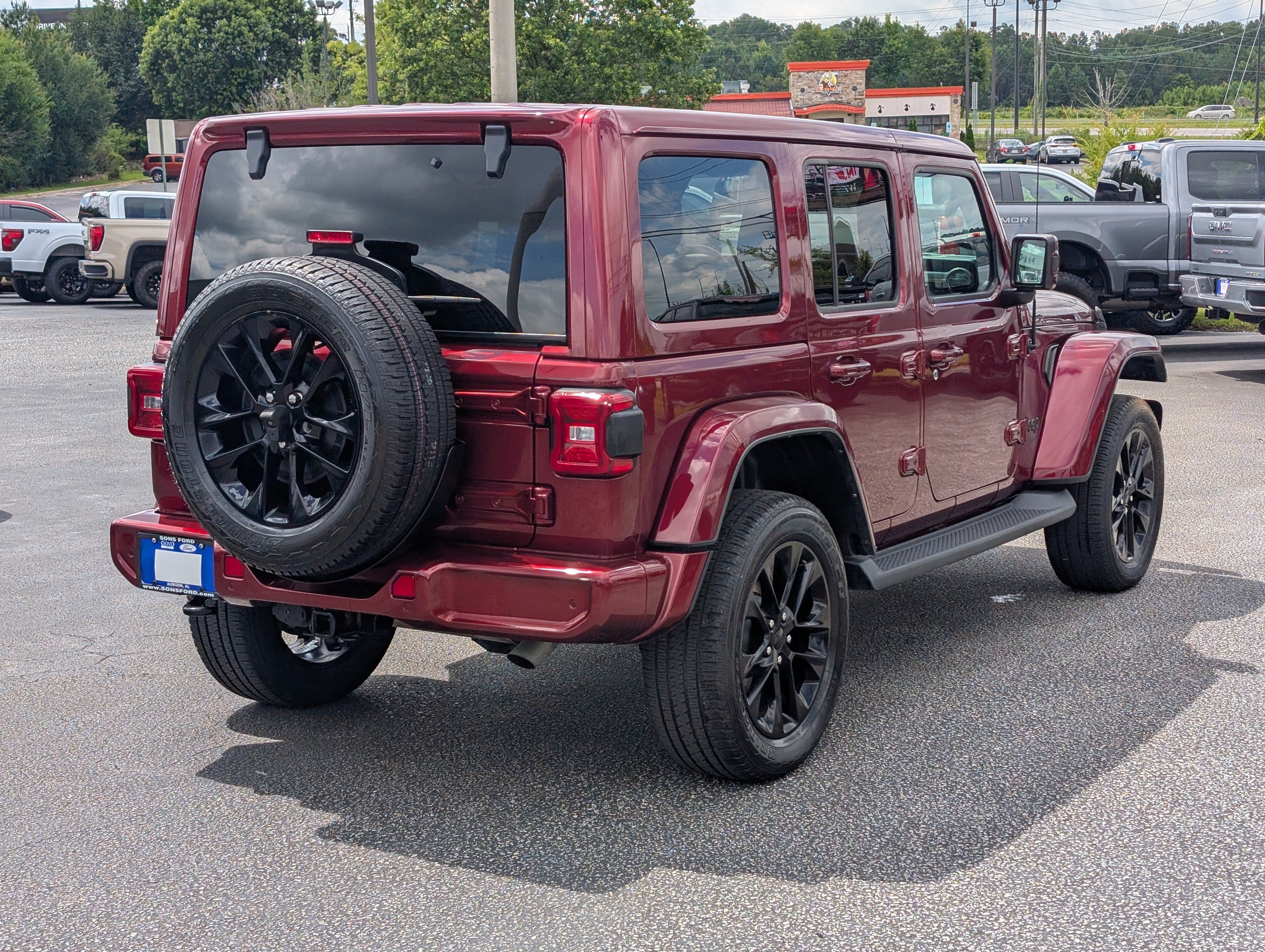 Used 2021 Jeep Wrangler Unlimited Sahara AWD/4WD image 9