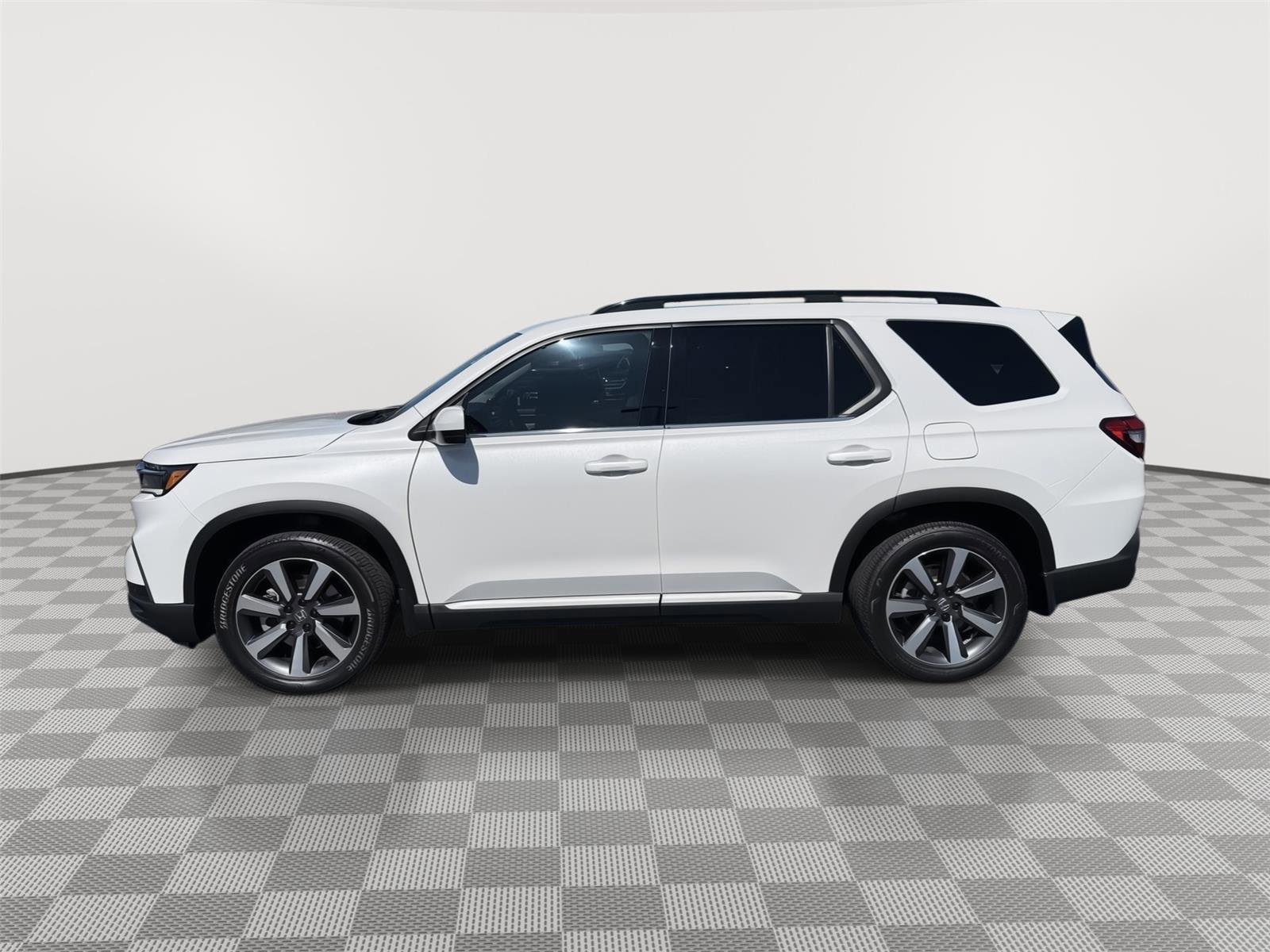 Used 2025 Honda Pilot Touring image 2