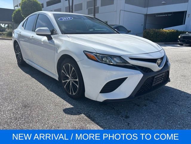 Used 2019 Toyota Camry SE FWD image 1