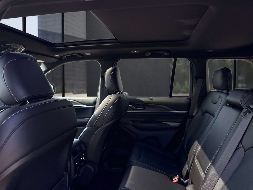 Used 2025 Jeep Grand Cherokee Limited w/ Luxury Tech Group II RWD image 15