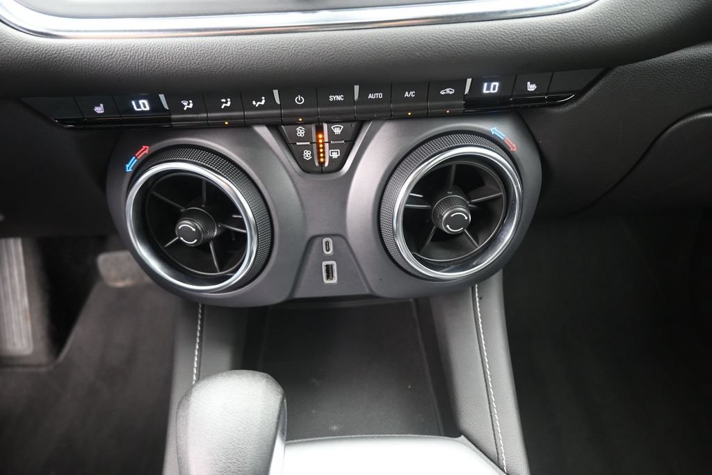 Used 2025 Chevrolet Blazer LT FWD image 3
