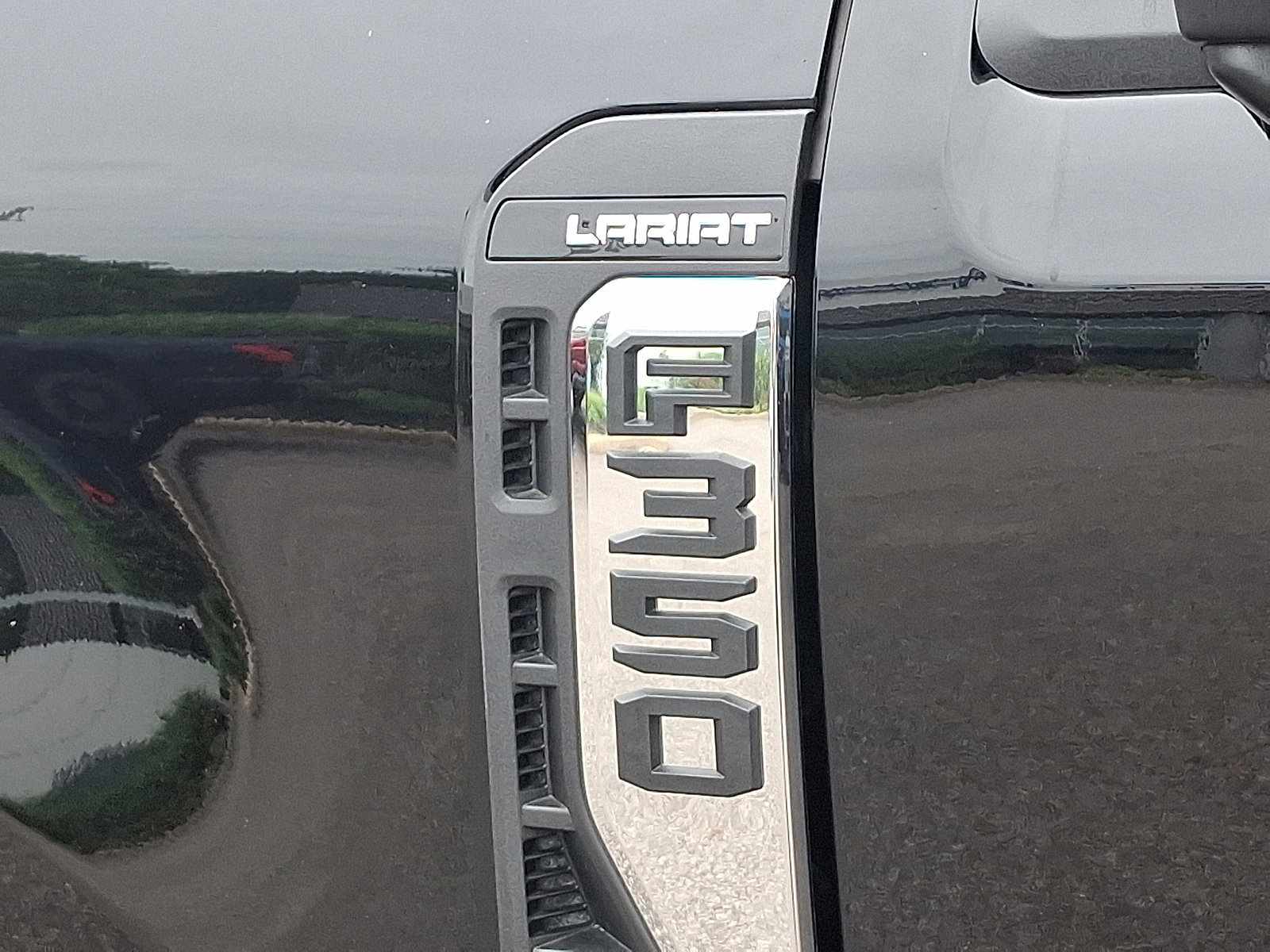Certified 2025 Ford F350 Lariat image 32