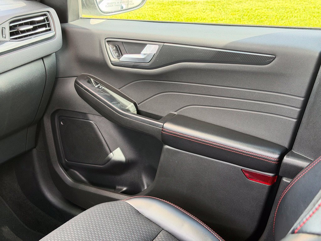 Certified 2025 Ford Escape ST-Line FWD image 31