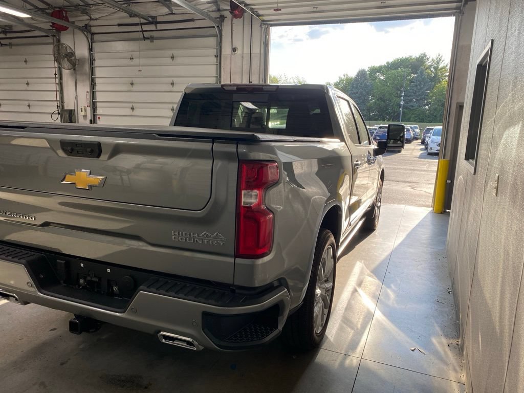 Used 2025 Chevrolet Silverado 1500 High Country w/ High Country Premium Package AWD/4WD image 4