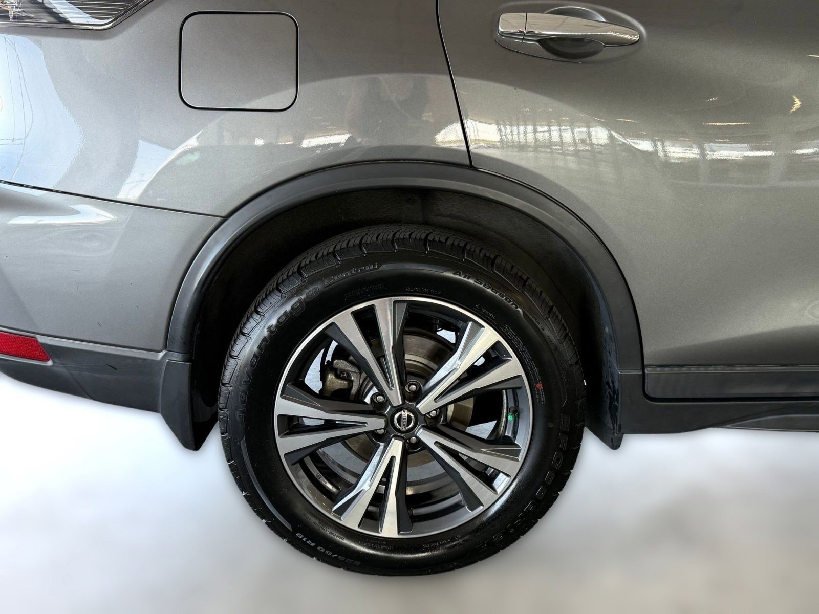 Used 2019 Nissan Rogue SV w/ Premium Package FWD image 12