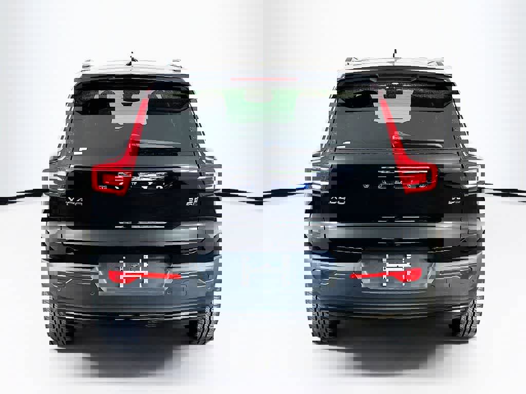 Used 2023 Volvo XC40 B5 Plus image 4