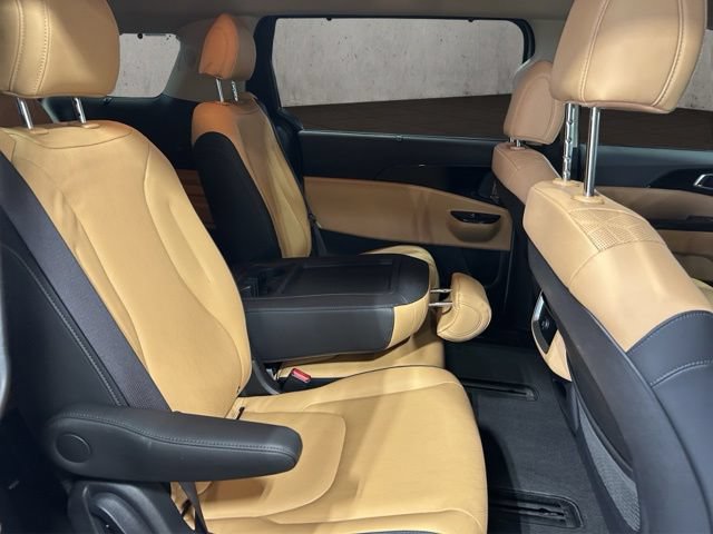 Used 2024 Kia Carnival EX FWD image 20