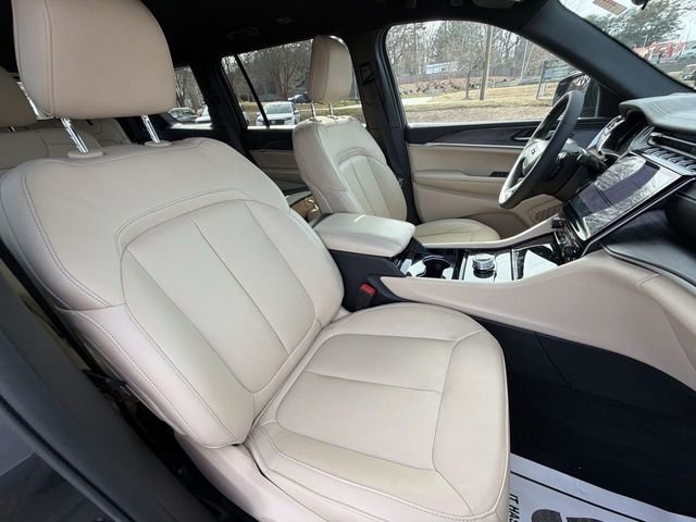 Used 2023 Jeep Grand Cherokee L Limited w/ Black Appearance Package image 28