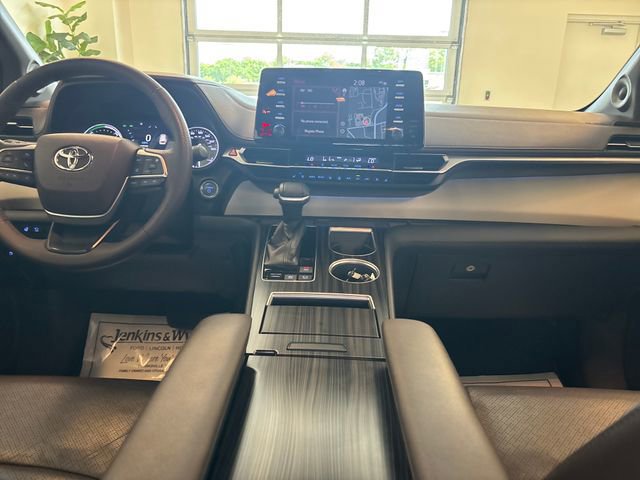 Used 2021 Toyota Sienna Platinum FWD image 7