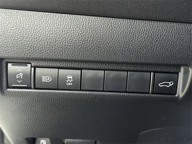 Used 2022 Toyota Venza LE image 23