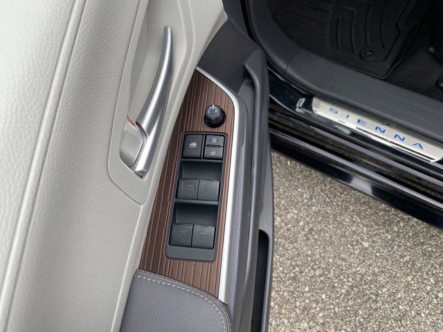 Used 2024 Toyota Sienna XLE w/ XLE Plus Package FWD image 11