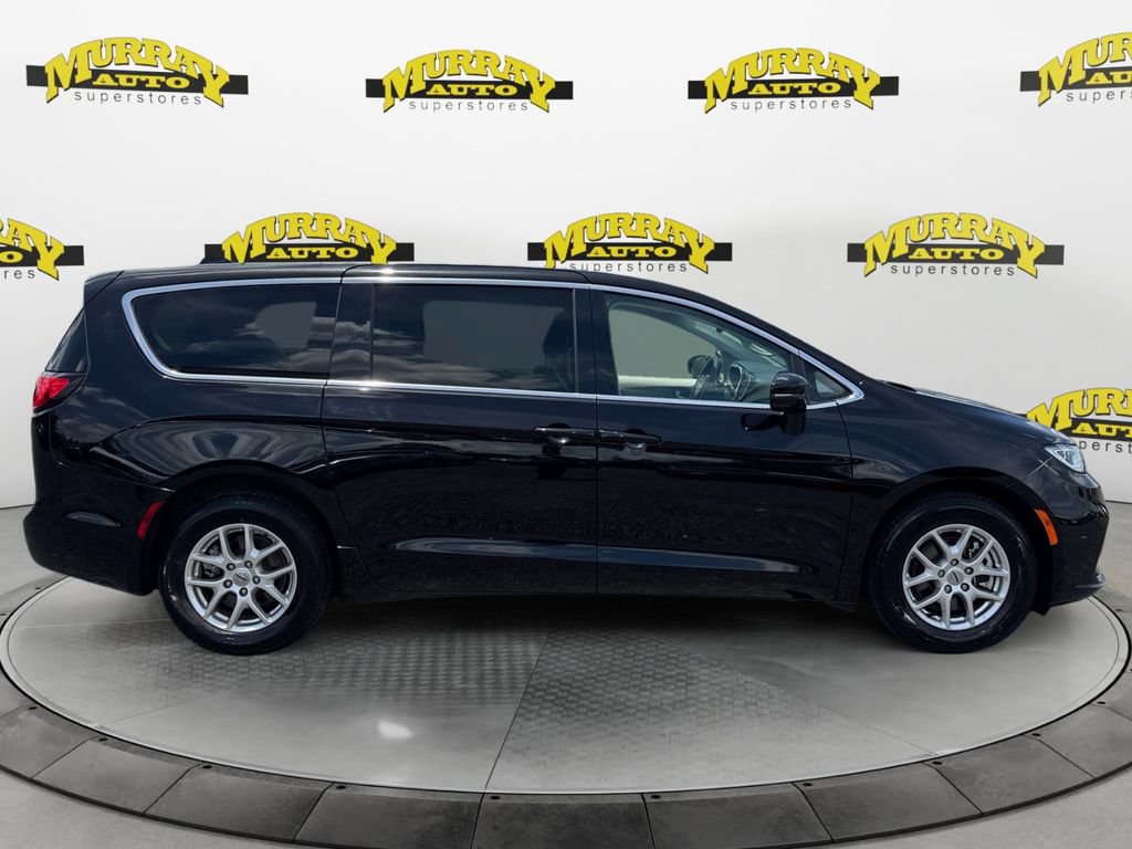 Used 2024 Chrysler Pacifica Touring-L FWD image 8