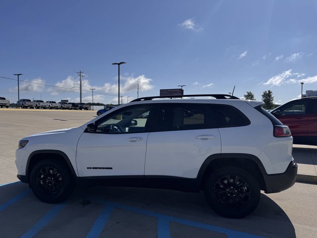 Used 2023 Jeep Cherokee Altitude Lux image 2