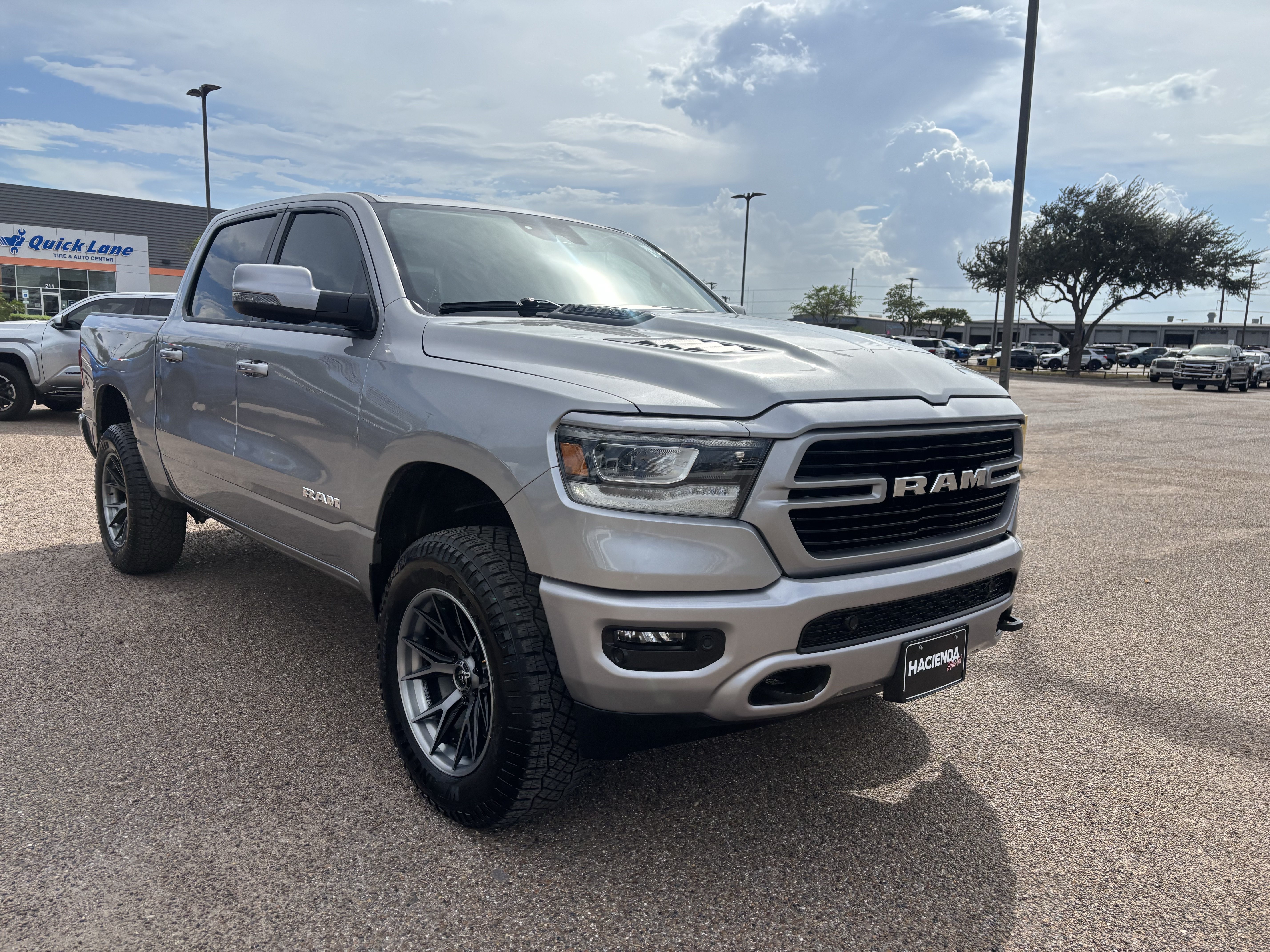 Used 2023 RAM 1500 Laramie AWD/4WD image 5