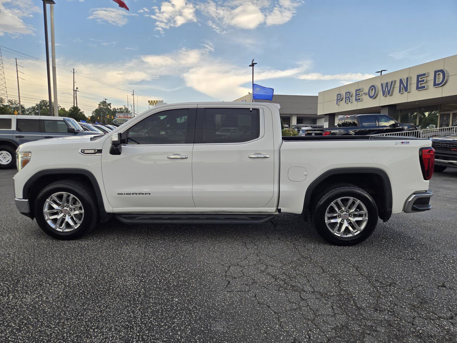 Used 2021 GMC Sierra 1500 SLT w/ SLT Convenience Package AWD/4WD image 10