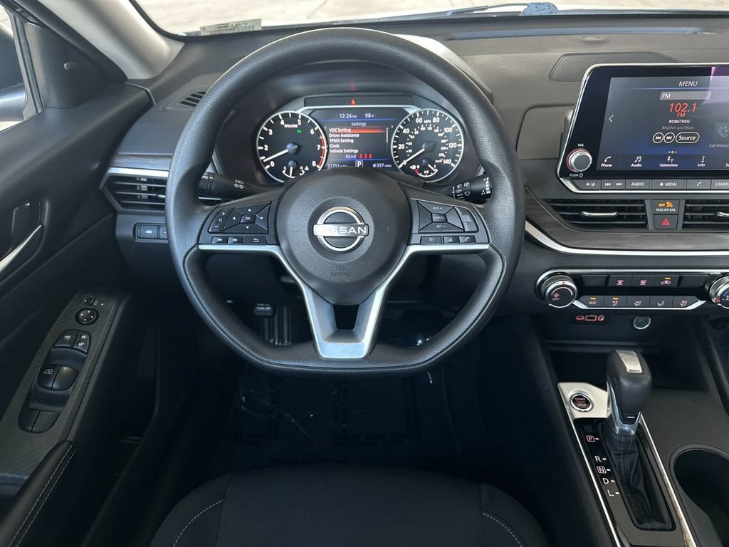 Used 2025 Nissan Altima 2.5 SV FWD image 13