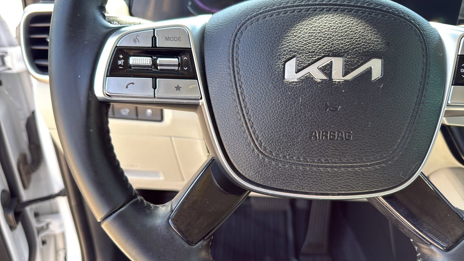 Used 2024 Kia Telluride EX w/ EX Captain's Chair Package FWD image 16
