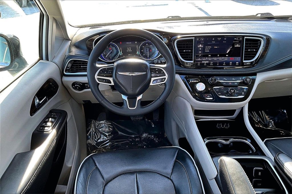 Used 2023 Chrysler Pacifica Limited image 5