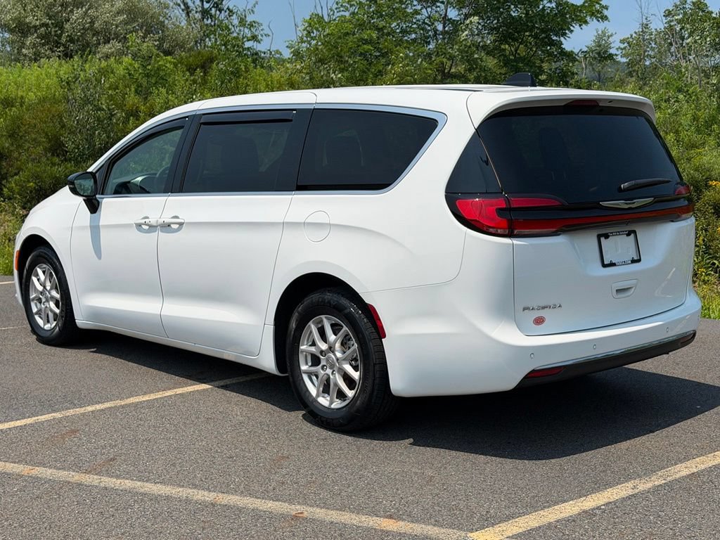 Used 2024 Chrysler Pacifica Touring-L FWD image 31