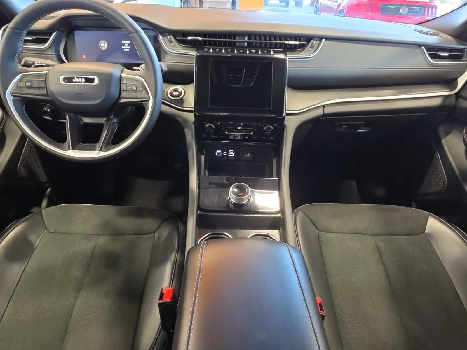 Used 2025 Jeep Grand Cherokee Altitude AWD/4WD image 31