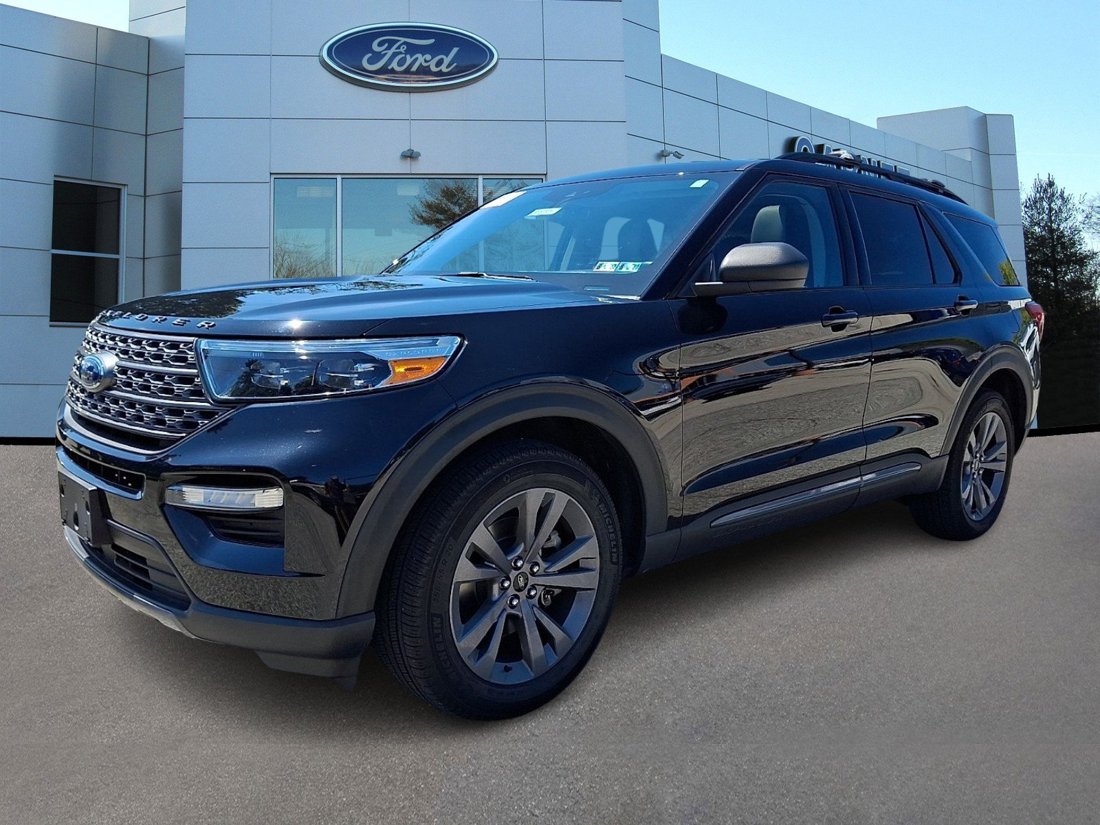 Certified 2021 Ford Explorer XLT w/ Equipment Group 202A AWD/4WD image 4