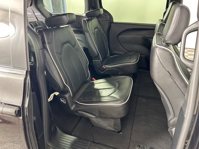 Used 2025 Chrysler Pacifica Limited FWD image 23