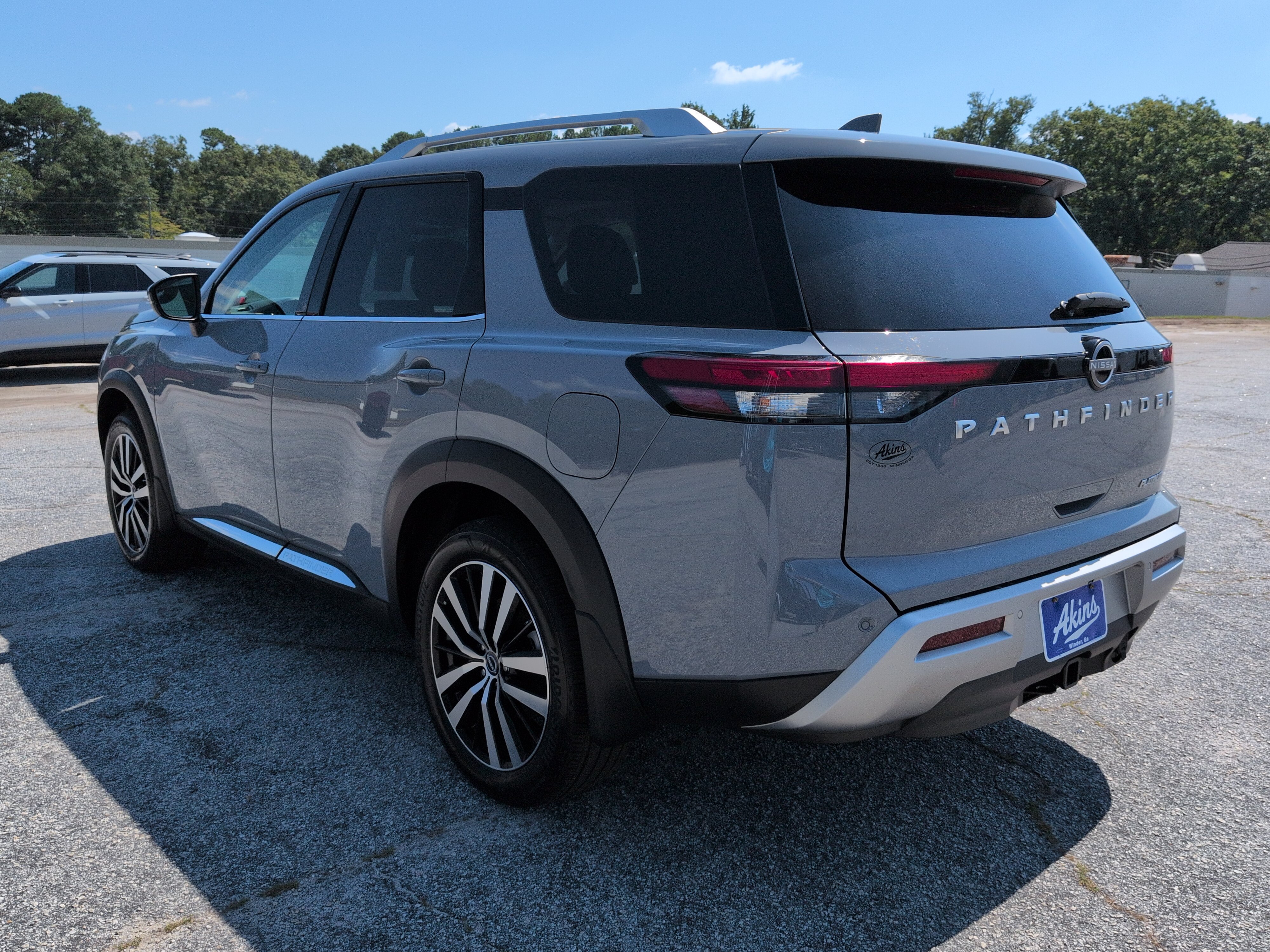 Used 2025 Nissan Pathfinder Platinum FWD image 5