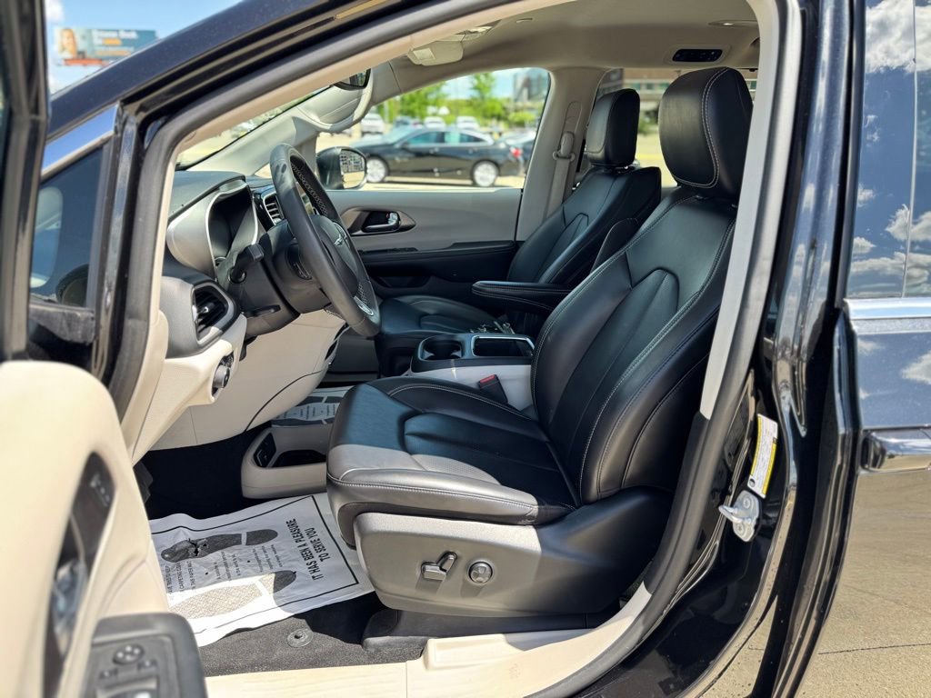 Used 2023 Chrysler Pacifica Touring-L FWD image 12