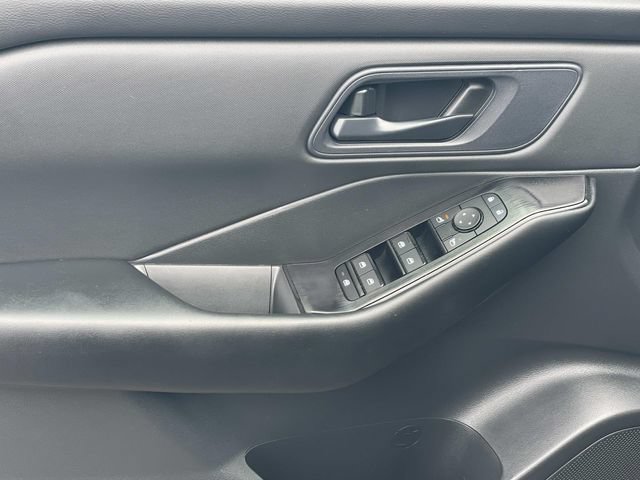 Used 2025 Nissan Rogue S FWD image 18