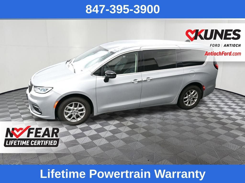 Used 2024 Chrysler Pacifica Touring-L image 3