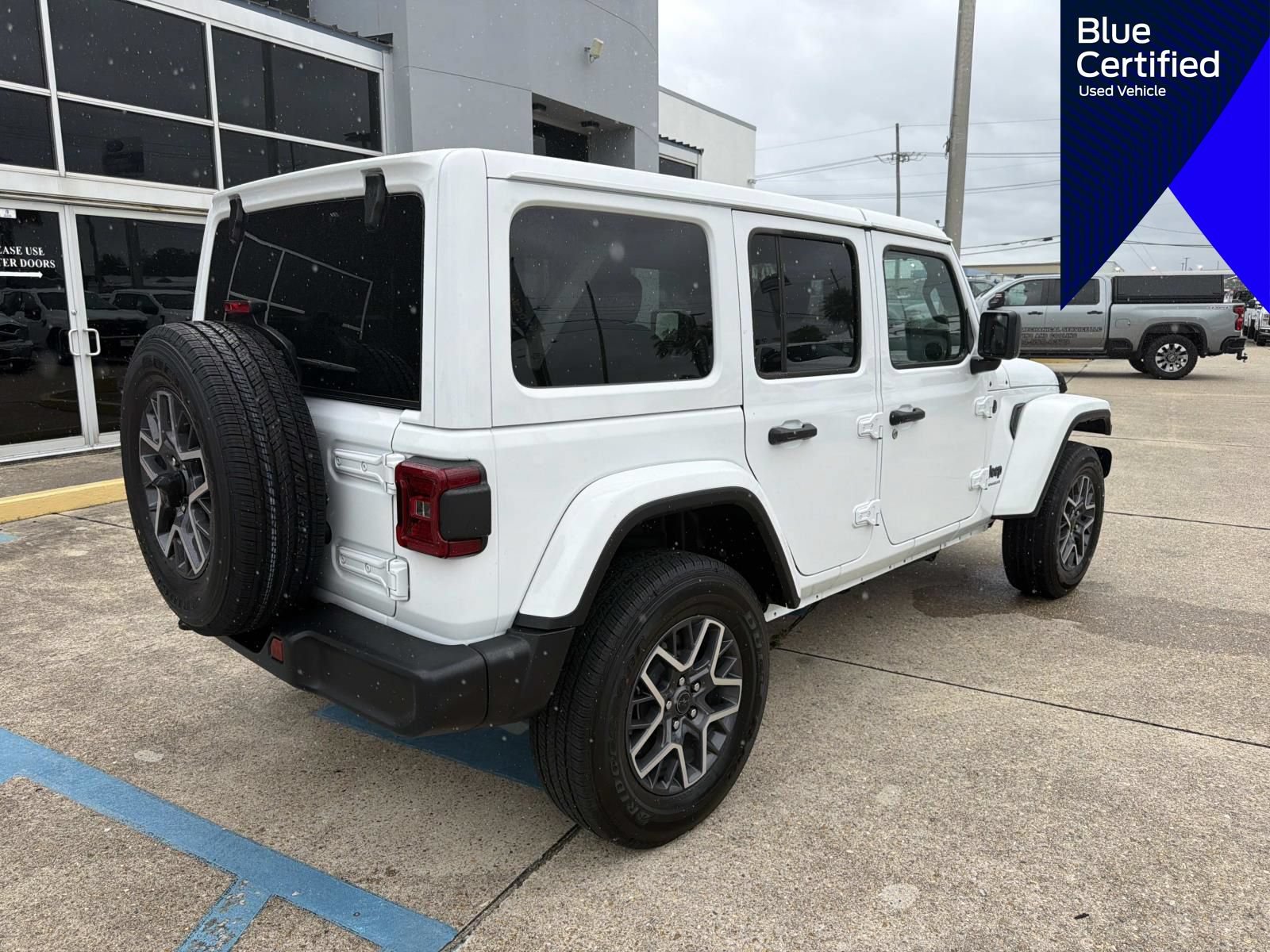 Used 2025 Jeep Wrangler Unlimited Sahara AWD/4WD image 11