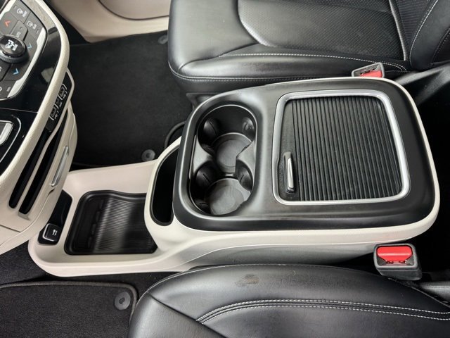 Used 2023 Chrysler Pacifica Touring-L image 16